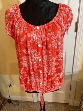 Lavish Red Floral Scoop-Neck Crop Top with Button Front